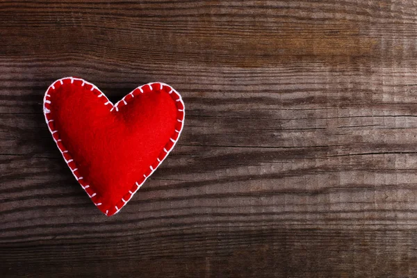 Corazón Rojo Fieltro Sobre Mesa Madera Hecho Mano Blanco Para — Foto de Stock