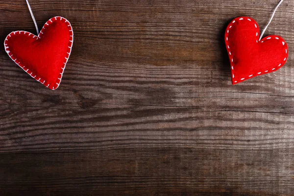 Corazones Fieltro Rojo Sobre Mesa Madera Hecho Mano Blanco Para — Foto de Stock