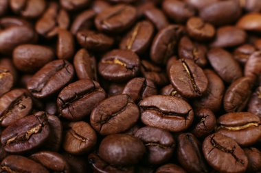 Aroma kavrulmuş kahve çekirdekleri, kahverengi arka plan. Fasulyeler yakın..
