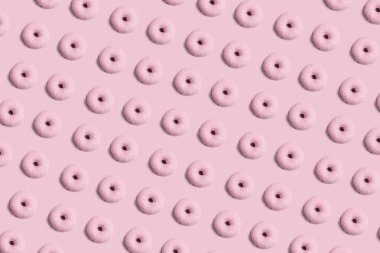 Tatlı ve lezzetli donuts renkli buzlanma ve toz, gibi parlak pastel renk arka plan üzerinde desen. Ev yapımı tatlı ve pişirme kavramı.