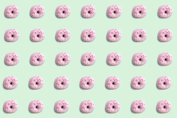 Donuts Doces Saborosos Com Cobertura Colorida Como Padrão Fundo Cor — Fotografia de Stock