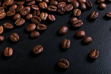 Hoş kokulu kahve çekirdekleri rustik masa üstü arka plan. Afiş kopya alanı.