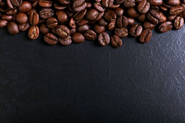 Hoş kokulu kahve çekirdekleri rustik masa üstü arka plan. Afiş kopya alanı.