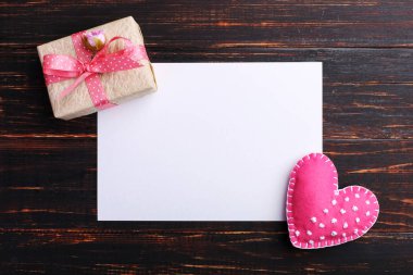 El yapımı kırmızı kalp ve hediye, sonraki beyaz kağıt, ahşap masa üzerinde hissetti. St. Valentine ve kadın gün, kopya alanı kavramı.