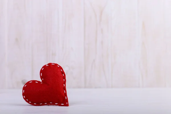 Corazón Rojo Hecho Fieltro Hecho Mano Sobre Una Mesa Madera — Foto de Stock