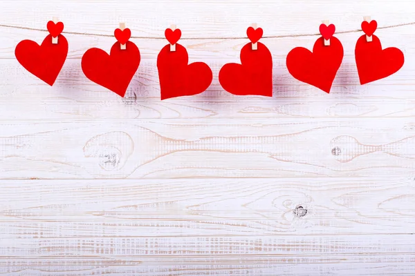 Rote Herzen Auf Seil Mit Wäscheklammern Auf Weißem Holzgrund Platz — Stockfoto