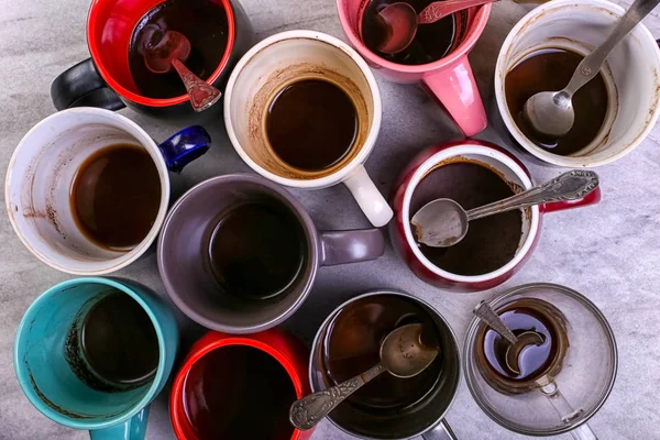 Пустые Грязные Кофейные Чашки Разных Цветов Столе Концепция Кофеина Отсутствие — стоковое фото