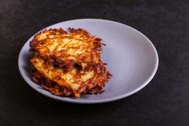 Hash brown ve ekşi krema de kızarmış karanlık bir taş zemin üzerine plaka üzerinde. Kopya alanı.