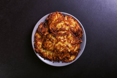 Hash brown ve ekşi krema de kızarmış karanlık bir taş zemin üzerine plaka üzerinde. Kopya alanı.