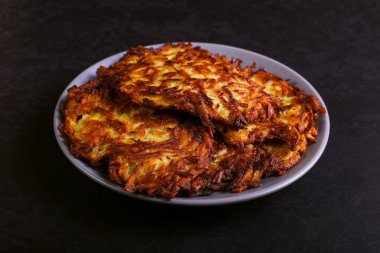 Hash brown ve ekşi krema de kızarmış karanlık bir taş zemin üzerine plaka üzerinde. Kopya alanı.