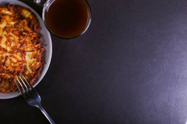 Hash brown ve ekşi krema de kızarmış karanlık bir taş zemin üzerine plaka üzerinde. Kopya alanı.