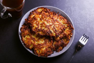 Hash brown ve ekşi krema de kızarmış karanlık bir taş zemin üzerine plaka üzerinde. Kopya alanı.