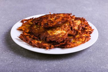 Karma kahverengi ve gri taş zemin, iyi kızarmış karşı bir tabakta ekşi krema. Kopya alanı.