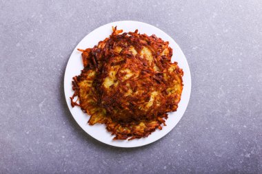 Karma kahverengi ve gri taş zemin, iyi kızarmış karşı bir tabakta ekşi krema. Kopya alanı.