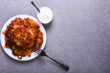 Karma kahverengi ve gri taş zemin, iyi kızarmış karşı bir tabakta ekşi krema. Kopya alanı.