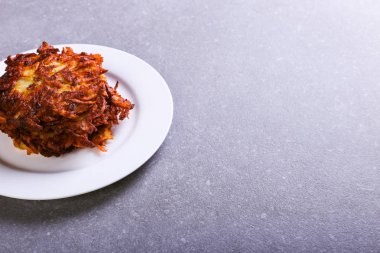 Karma kahverengi ve gri taş zemin, iyi kızarmış karşı bir tabakta ekşi krema. Kopya alanı.