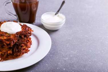 Karma kahverengi ve gri taş zemin, iyi kızarmış karşı bir tabakta ekşi krema. Kopya alanı.