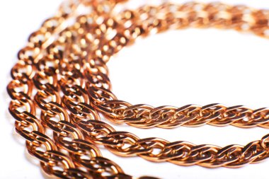 Altın zincir beyaz arka plan üzerinde sigara, dokuma. İzole, makro, yumuşak odak.