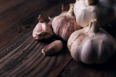 Sarımsak karanfil rustik ahşap masa. Vitamini sağlıklı gıda baharat görüntü. Baharatlı yemek madde resim.