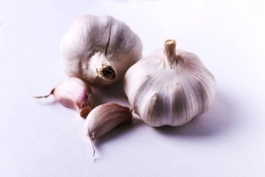 Sarımsak karanfil wite arka plan. Vitamini sağlıklı gıda baharat görüntü. Baharatlı yemek madde resim.