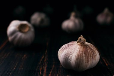 Sarımsak karanfil rustik ahşap masa. Vitamini sağlıklı gıda baharat görüntü. Baharatlı yemek madde resim.