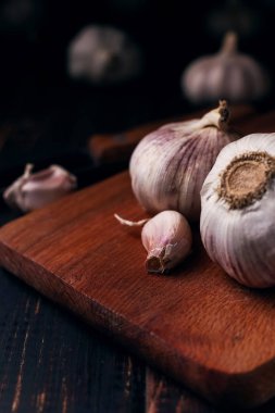 Sarımsak karanfil rustik ahşap masa. Vitamini sağlıklı gıda baharat görüntü. Baharatlı yemek madde resim.