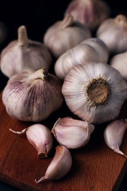 Sarımsak karanfil rustik ahşap masa. Vitamini sağlıklı gıda baharat görüntü. Baharatlı yemek madde resim.