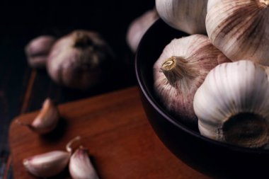 Sarımsak karanfil rustik ahşap masa. Vitamini sağlıklı gıda baharat görüntü. Baharatlı yemek madde resim.