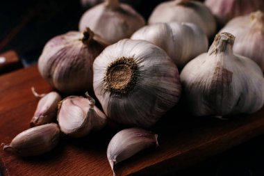 Sarımsak karanfil rustik ahşap masa. Vitamini sağlıklı gıda baharat görüntü. Baharatlı yemek madde resim.