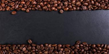 Aroma kahvenin rustik masa üstü, kahverengi afiş arka plan kavrulmuş.