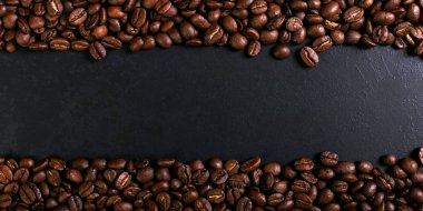 Aroma kahvenin rustik masa üstü, kahverengi afiş arka plan kavrulmuş.