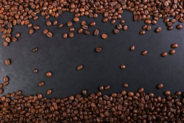 Aroma kahvenin rustik masa üstü, kahverengi afiş arka plan kavrulmuş.