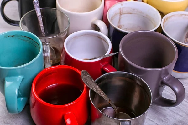 Tom Smutsiga Kaffekoppar Olika Färger Bordet Begreppet Koffein Knark Brist — Stockfoto