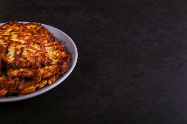 Hash brown ve ekşi krema de kızarmış karanlık bir taş zemin üzerine plaka üzerinde. Kopya alanı.