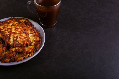 Hash brown ve ekşi krema de kızarmış karanlık bir taş zemin üzerine plaka üzerinde. Kopya alanı.