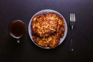 Hash brown ve ekşi krema de kızarmış karanlık bir taş zemin üzerine plaka üzerinde. Kopya alanı.