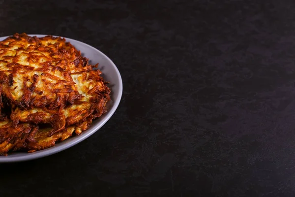 Hash brown ve ekşi krema de kızarmış karanlık bir taş zemin üzerine plaka üzerinde. Kopya alanı.