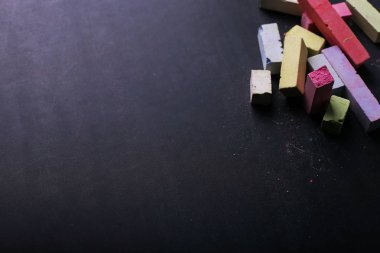 Çok renkli boya kalemi siyah Tebeşir tahtaya, kopya alanı yalan. Okul, eğitim ve çocukluk kavramı.