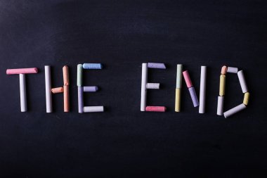 Yazıt çok renkli tebeşirler Siyah Kara tahta, belgili tanımlık son tarih ile kaplı olduğu. Final kavramı.