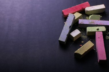 Çok renkli boya kalemi siyah Tebeşir tahtaya, kopya alanı yalan. Okul, eğitim ve çocukluk kavramı.