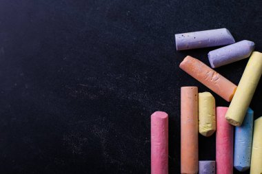Çok renkli boya kalemi siyah Tebeşir tahtaya, kopya alanı yalan. Okul, eğitim ve çocukluk kavramı.