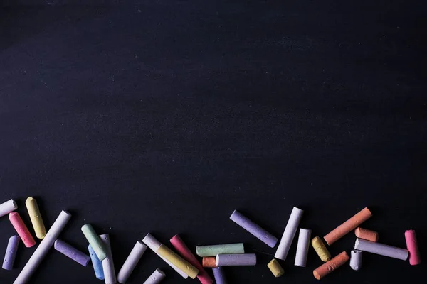 Buntstifte Liegen Auf Schwarzer Kreidetafel Kopierraum Das Konzept Von Schule — Stockfoto