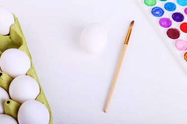 Beyaz yumurta, boyalar, püsküllü, hazırlık için Paskalya boyama.