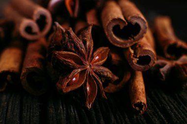 Baharat sopa tarçın ve anasonu eski masaya. Rustik koyu arka plan, aroma yakın çekim, makro.