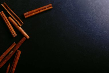 Baharat eski masanın üzerine tarçın sopa. Rustik arka plan, aroma yakın çekim.