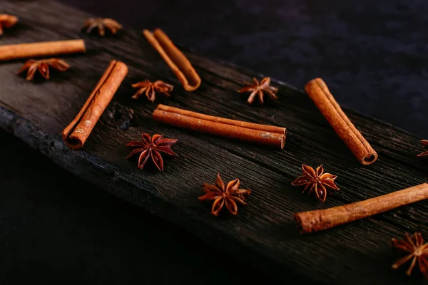 Specerijen Stokjes Kaneel Steranijs Oude Tafel Rustieke Donkere Achtergrond Aroma — Stockfoto