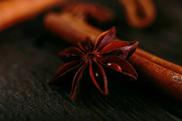 Specerijen Stokjes Kaneel Steranijs Oude Tafel Rustieke Donkere Achtergrond Aroma — Stockfoto