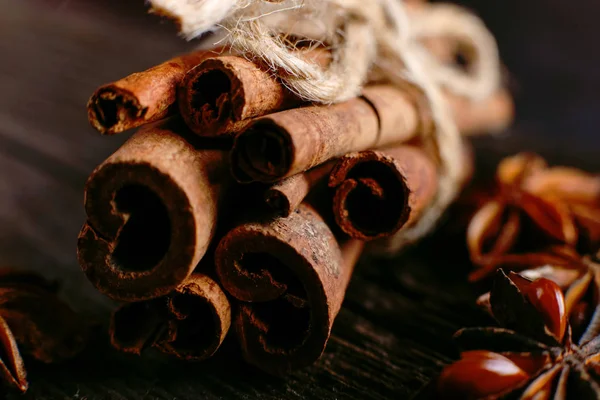 Des Épices Collent Cannelle Sur Une Vieille Table Fond Rustique — Photo