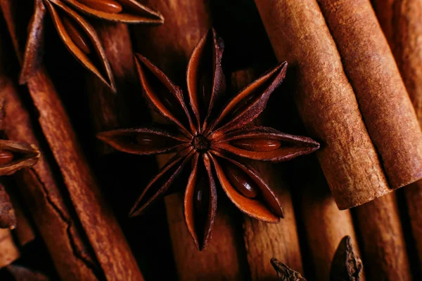 Specerijen Stokjes Kaneel Steranijs Oude Tafel Rustieke Donkere Achtergrond Aroma — Stockfoto