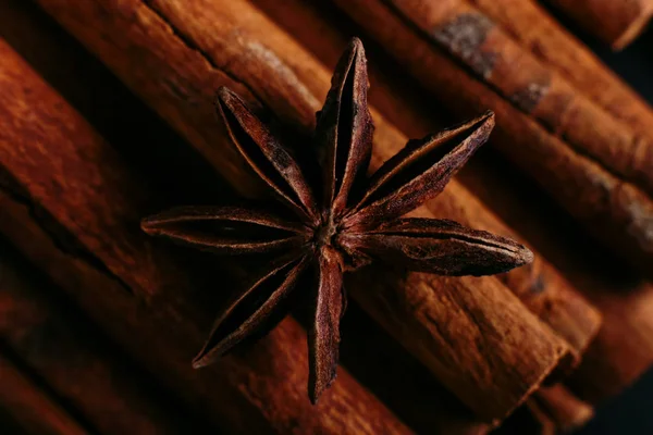 Épices Bâtonnets Cannelle Anis Étoilé Sur Vieille Table Fond Sombre — Photo